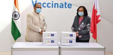 وزيرة الصحة البحرينية فائقة بنت سعيد الصالح تتسلم من السفير الهندي دفعة من اللقاح