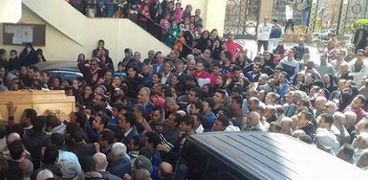 الأهالى أثناء تشييع جنازة الطبيب بيشوى ضحية حادث محطة مصر