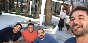 أحمد عز مع المنتجين طارق وأحمد الجنايني ومحمد جمعة