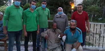 فريق كبار بلا مأوى مع مسن محطة سيدى جابر