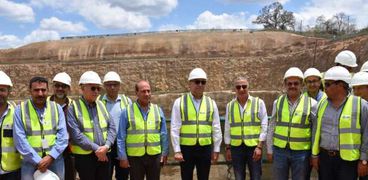 وزير الإسكان يتفقد مشروع إنشاء سد ومحطة جيوليوس "نيريري" في تنزانيا