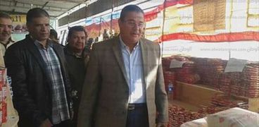 بالصور| رئيس مجلس مدينة سمنود يتفقد منافذ بيع السلع المخفضة للمواطنين