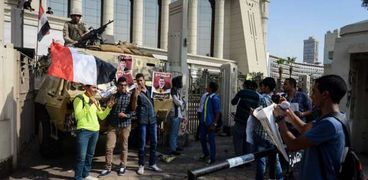 أنصار المعزول محمد مرسى أثناء احتشادهم أمام المحكمة الدستورية العليا