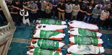 صلاة جنازة جماعية على ضحايا للعدوان الإسرائيلي على غزة