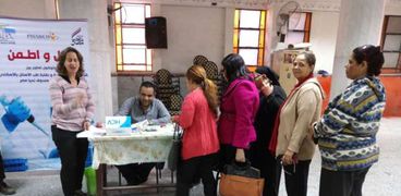 قومي المرأة في الإسكندرية يطلق قافلة "حلل واطمئن" بكنيسة العذراء