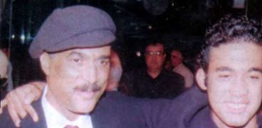 هيثم أحمد زكى مع والده