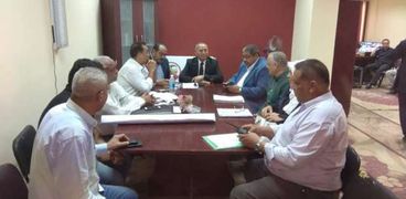 اجتماع نائب محافظ القاهرة لبحث أزمة الصرف الصحى