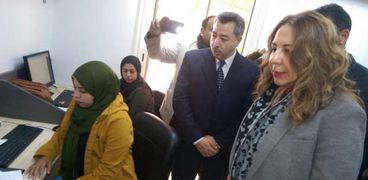 د. غادة لبيب أثناء افتتاحها مكتب شهر عقاري شمال القاهرة بعد تطويره