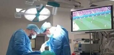 مريض بولندي يتابع مباراة كأس العالم داخل غرفة العمليات
