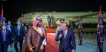 وصول ولي العهد السعودي إلى «مطار القاهرة الدولي»