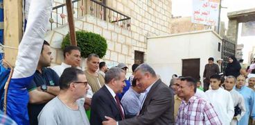 صور.. وزير التموين يؤدي صلاة عيد الأضحى في مسقط رأسه بالشرقية