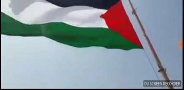 العلم الفلسطيني بأحد المخيمات