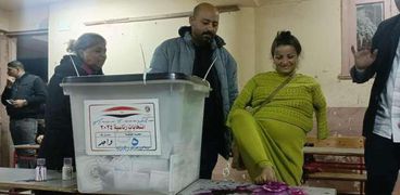 سيدة من ذوي الهمم تشارك في الانتخابات بالإسكندرية