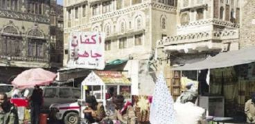 لافتة «أكفان جاهزة» فى أحد شوارع صنعاء