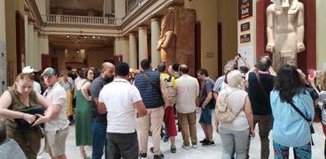 إقبال كبير من السياح على زيارة المتحف المصري بالتحرير حاليا