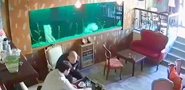 بالفديو| لحظة  تحطم حوض سمك ضخم على رأس زبائن مقهى بشكل مفاجئ