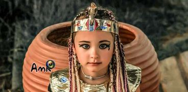 جوليا طفلة روسية بالزي الفرعوني