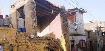 إخلاء 3 منازل آيلة للسقوط من السكان في سوهاج