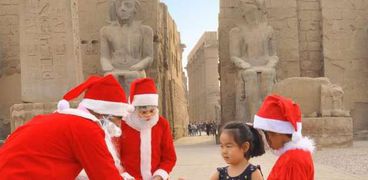 بابا نويل يوزع ورد وهدايا فرعونية