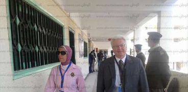 بالصور| قنصل أمريكا بالإسكندرية يتفقد بعض لجان كفر الشيخ.. ويؤكد: سعيد بنسبة الإقبال