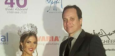 ملكة جمال الكون مع هشام الدميرى رئيس هيئة تنشيط السياحة