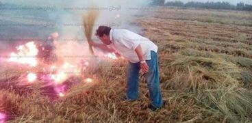 رئيس التخطيط بوزارة البيئة يطفئ حريق