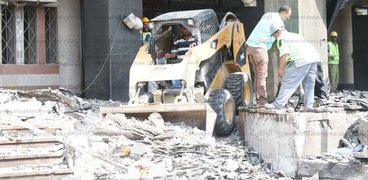 العمال يزيلون آثار الانفجار من محيط معهد الأورام