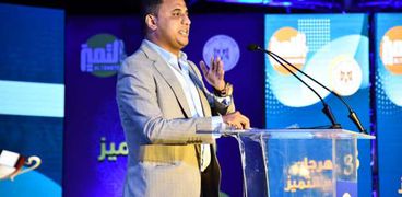 الزميل محمود فؤاد يلقي كلمة مراكز الشباب في مهرجان دوري التميز