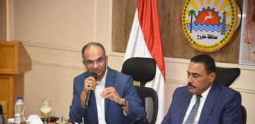 محافظ مطروح خلال اجتماعه مع نائب وزير الإسكان