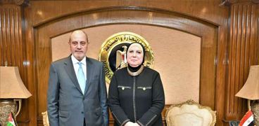 وزيرة التجارة مع نظيرها الأردني