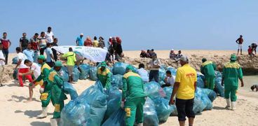 حملات عديدة لتنظيف الشواطئ والبحار من «سرطان البلاستيك» الذى تفشى بها
