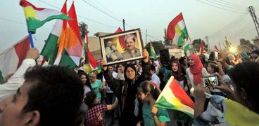 مواطنات كرديات يرفعن صور «بارزانى» خلال الاستفتاء