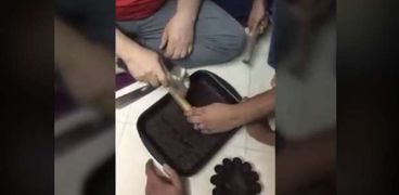 لقطة من الفيديو .. خلال تقطيع الكيكة