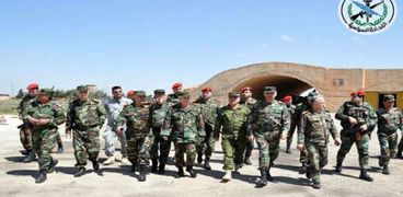 بالفيديو| رئيس هيئة الأركان بالجيش السوري يزور قاعدة "الشعيرات الجوية"