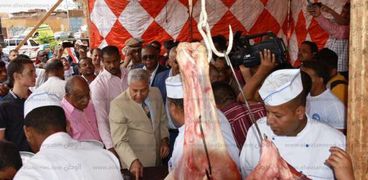 محافظ أسوان يشيد بحملة تخفيض أسعار اللحوم