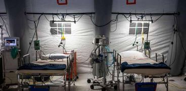 طبيب يحذر : أجهزة التنفس الصناعي تقلل من معدل نجاة مرضى كورونا