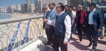 الممشي السياحي الجديد في كورنيش الإسكندرية خلال متابعة المحافظ ورئيس جهاز التعمير له