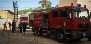 قوات الحماية المدنية تحاول إطفاء الحريق