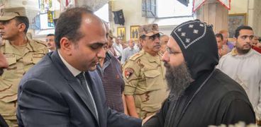 نائب محافظ الإسكندرية يقدم التعازي فى وفاة القمص صاربامون