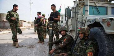 مقاتلون من قوات «البشمركة» الكردية على حدود الإقليم