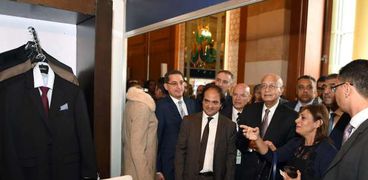 رئيس الوزراء خلال افتتاح المعرض المتخصص فى الصناعات النسيجية