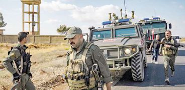 دوريات القوات الكردية بصحبة القوات الروسية على الحدود السورية التركية