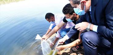 محافظ الغربية يشهد إلقاء ٤ مليون زريعة سمك في قناة طنطا الملاحية