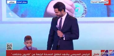 الطفل محمد محمود رفقة كريم فهمي باحتفالية «قادرون باختلاف»
