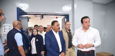 وزير الصحة خلال زيارته مستشفى الضبعة المركزي