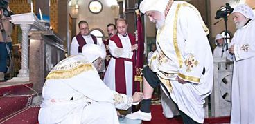 البابا يغسل أقدام الأساقفة فى «خميس العهد» «صورة أرشيفية»