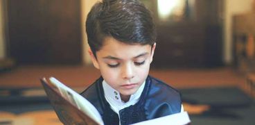 طفل يحفظ القرآن الكريم