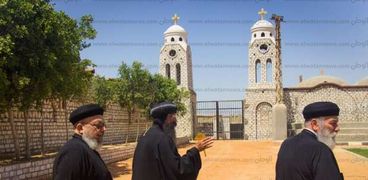 الأسقف مع الكهنة خلال تفقد أعمال تطوير الدير