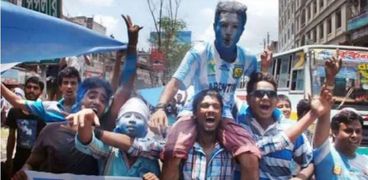 مشجعون بنغال في الشوارع بعد صعود الأرجنتين