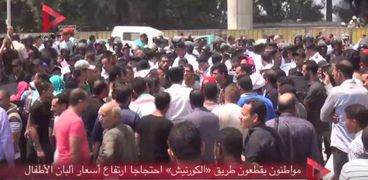 مواطنون يقطعون طريق "الكورنيش" احتجاجا على عدم وجود "ألبان الأطفال"